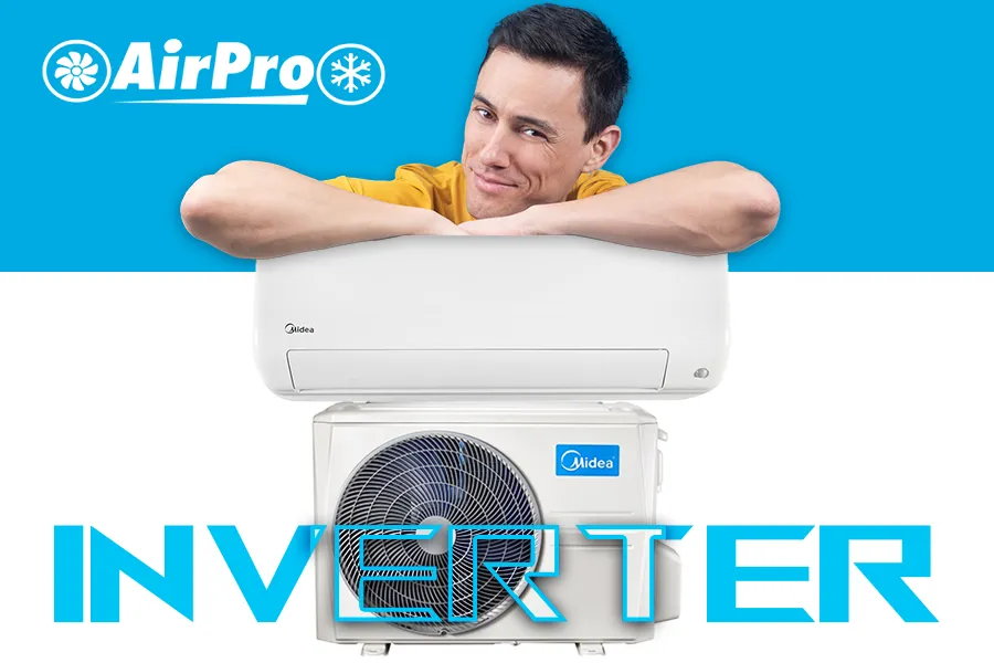 Persona apoyada sobre un aire acondicionado inverter Midea con su condensador