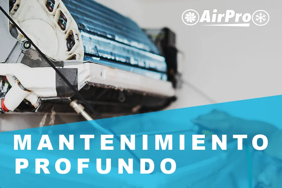 Técnico dando mantenimiento profundo al serpentín de un aire acondicionado de pared